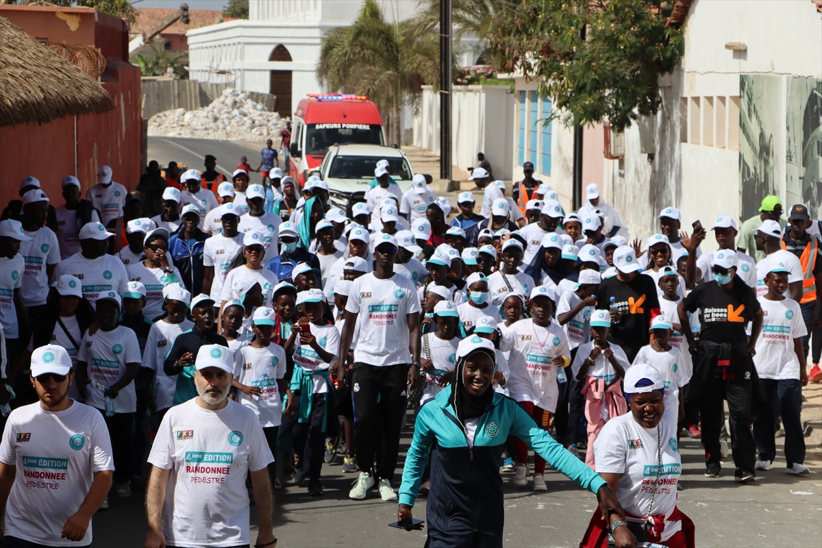 Senegal'de Saint-Louis Maarif Okulundan yürüyüş etkinliği