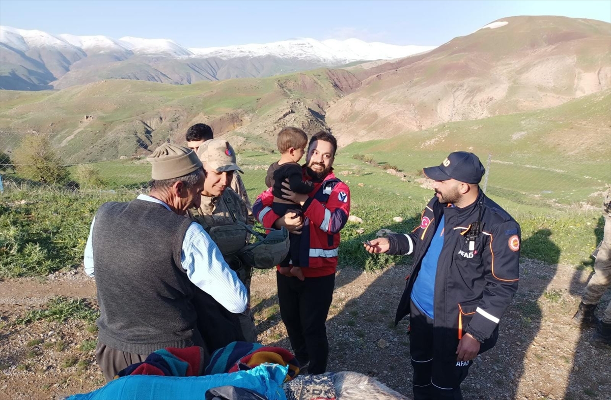 Siirt'te kar ve tipi nedeniyle yaylada mahsur kalan 10 kişilik aile kurtarıldı