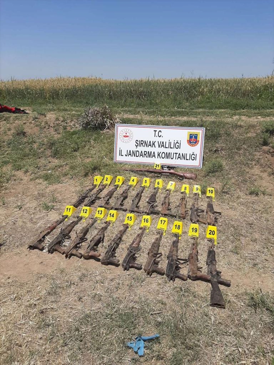 Silopi kırsalında toprağa gömülü 20 Kalaşnikov ve bir keskin nişancı tüfeği ele geçirildi