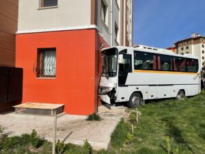 ANKARA (AA) – Ankara'nın Sincan ilçesinde okul servis aracının evin