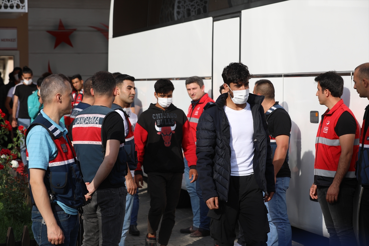 Sınır dışı edilecek 136 Afganistan uyruklu Edirne'den gönderildi
