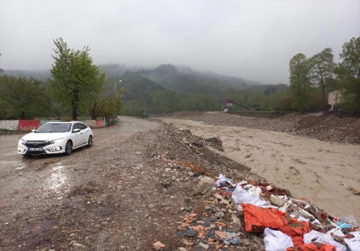 Sinop'ta sağanak nedeniyle debisi artan derelerdeki köprüler zarar gördü