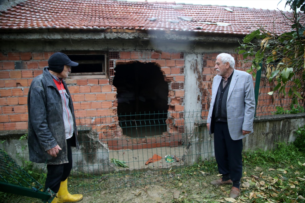 Sinop'ta su basan ahırdaki hayvanlar duvar kırılarak kurtarıldı