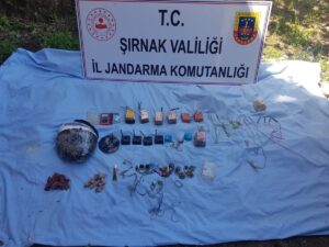 - Jandarma, toprağa gömülü 13 kilogram C4 plastik patlayıcı, 300