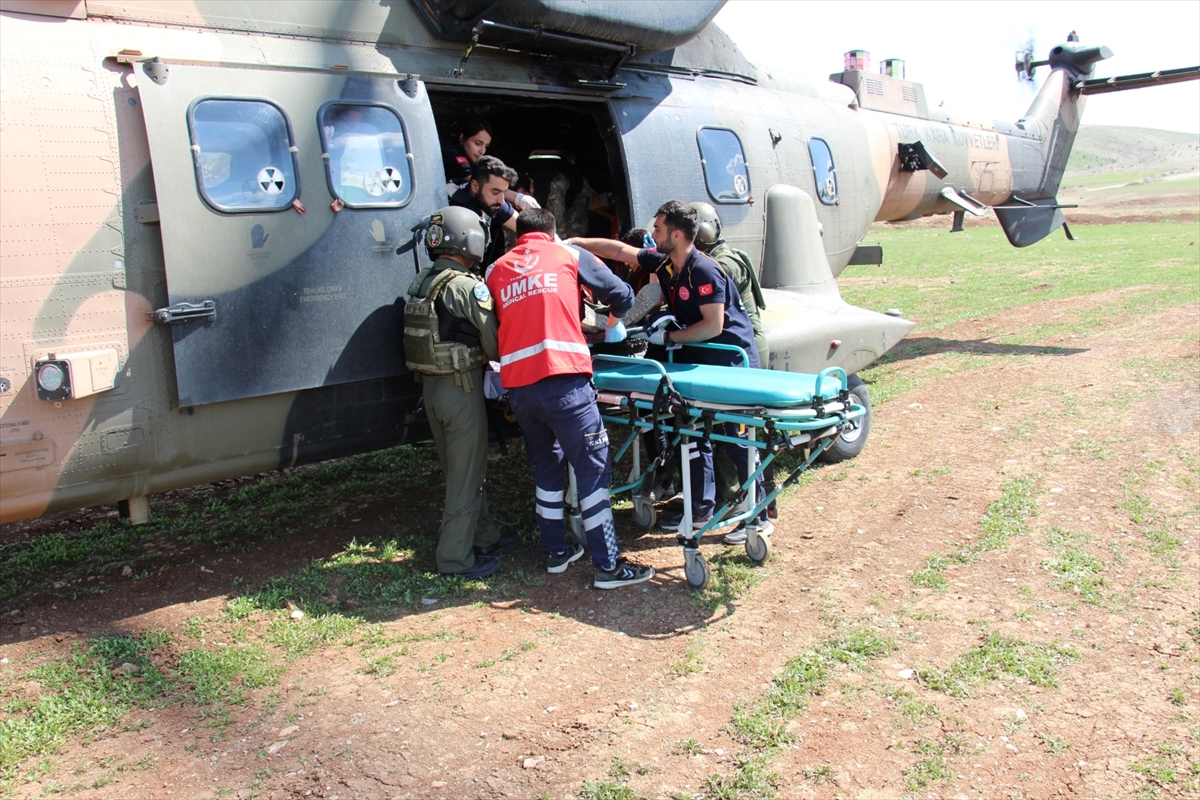 Şırnak'ta kayalıklardan düşen kişi askeri helikopterle hastaneye kaldırıldı