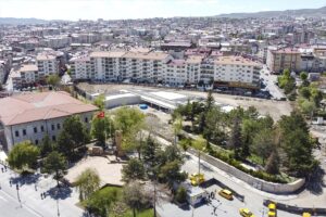 - Meydanda, Atatürk'ün kentte geçirdiği 108 günü anlatan 12 rölyef