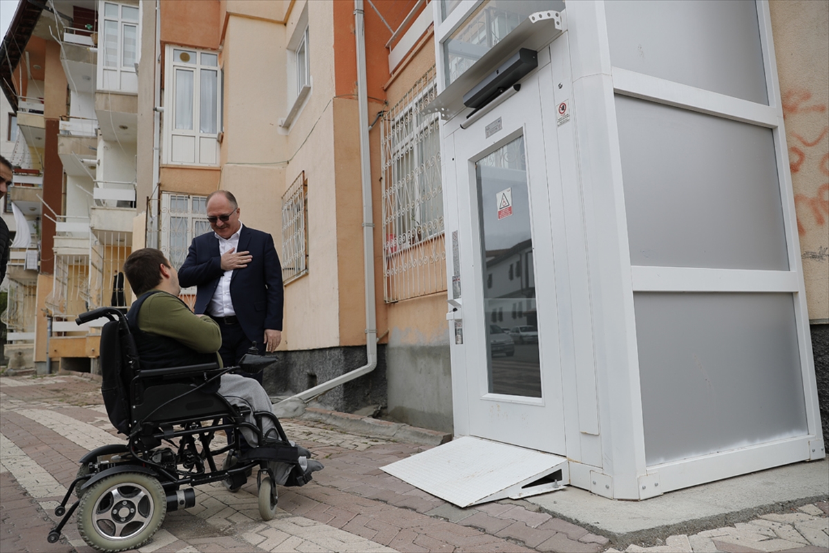 Sivas Belediyesi, engellinin yaşadığı binaya asansör yaptı