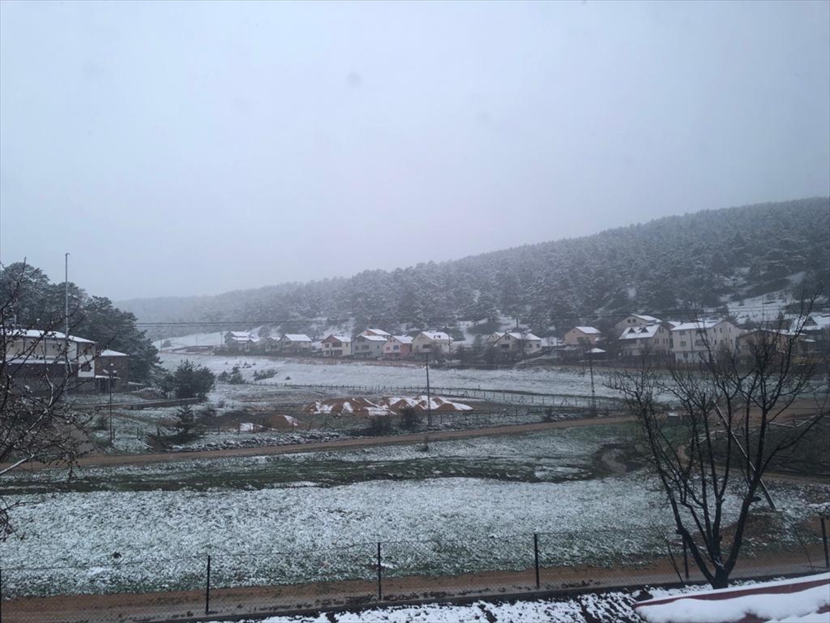 Sivas'ın yüksek kesimlerine kar yağdı