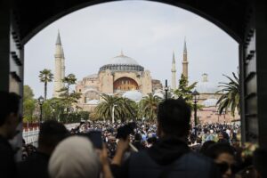 İSTANBUL (AA) – İstanbul'daki bazı vatandaşlar, Ramazan Bayramı'nın birinci gününü