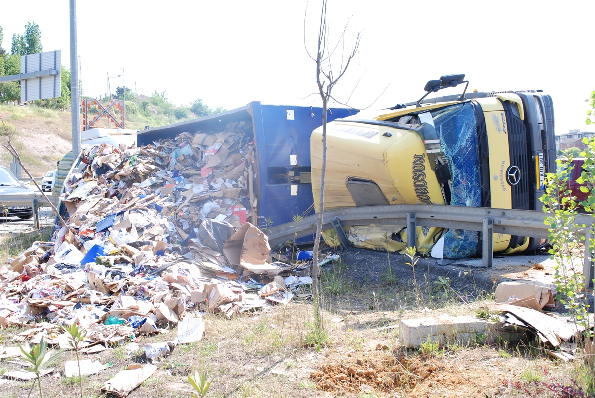 Sultanbeyli'de devrilen atık kağıt yüklü kamyonun sürücüsü yaralandı