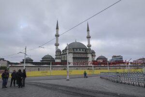 - Cumhuriyet Anıtı ve Taksim Meydanı çevresi ile İstiklal Caddesi'ne