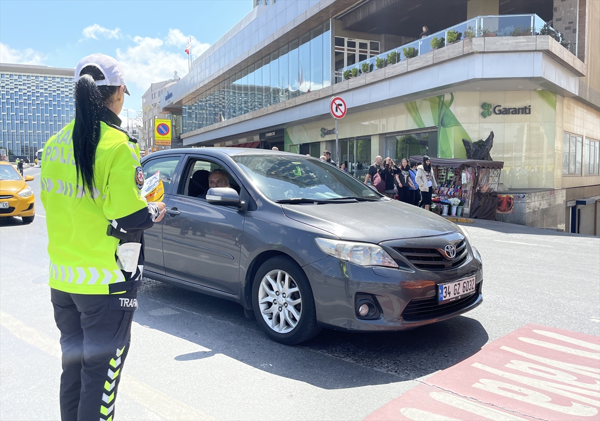 Taksim Meydanı'nda yaya ve sürücülere “güvenli trafik” bilgilendirmesi yapıldı