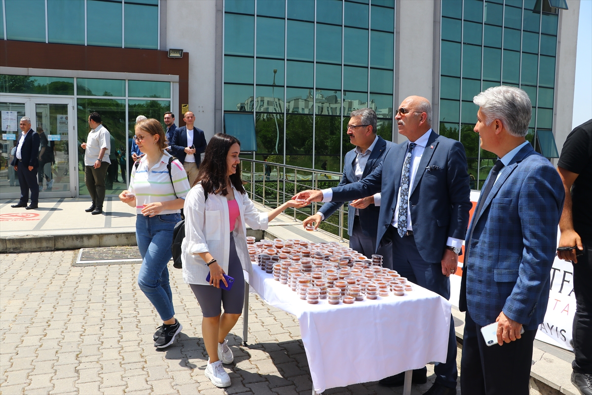 Tekirdağ'da öğrencilere “Türk Mutfağı Haftası” kapsamında Hayrabolu tatlısı dağıtıldı