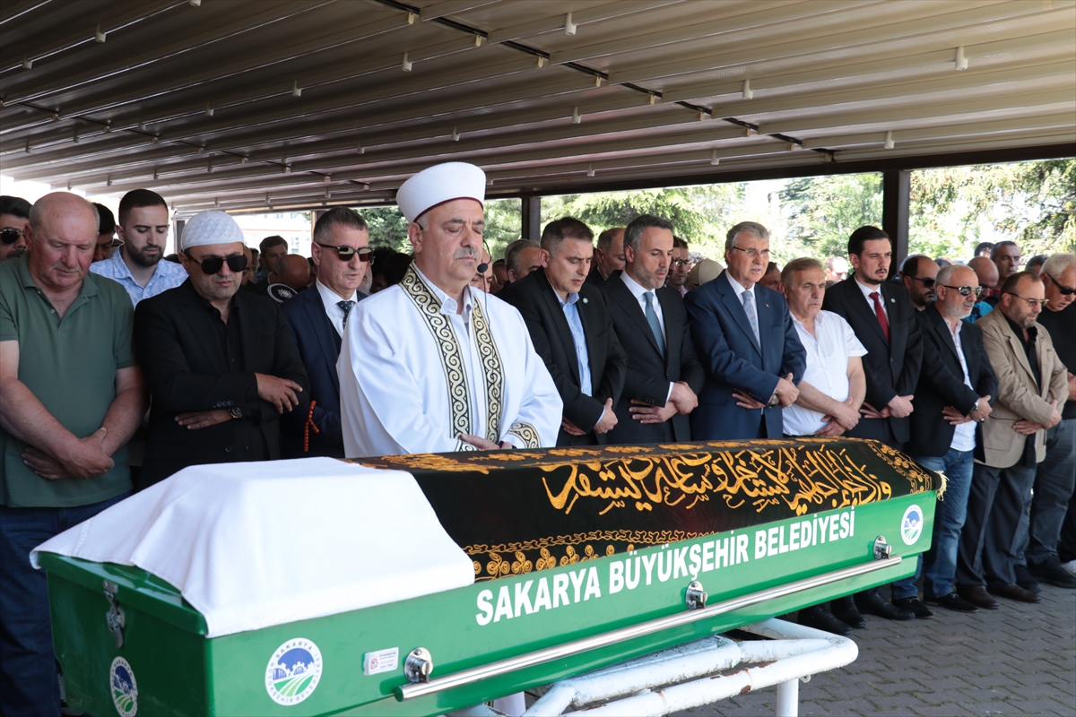 Teknik direktör Bülent Uygun'un vefat eden babası Sakarya'da toprağa verildi