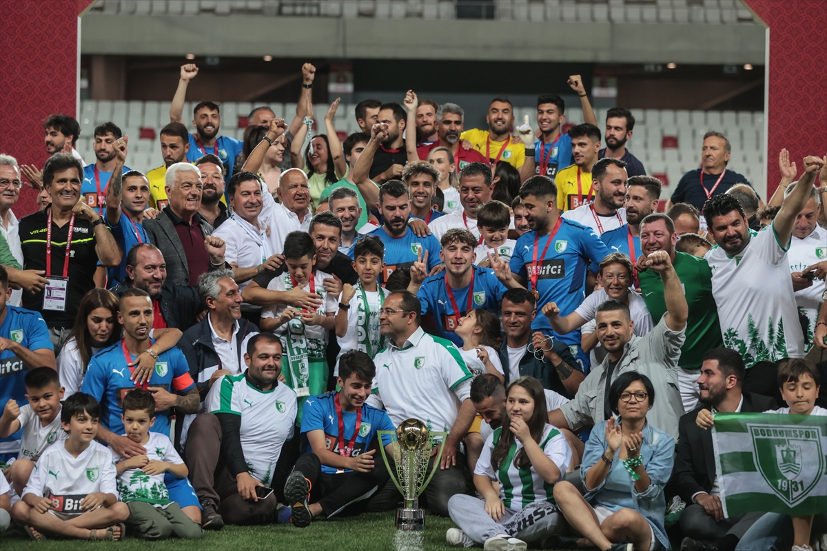 TFF 2. Lig play-off finalini kazanan Bodrumspor kupasını aldı