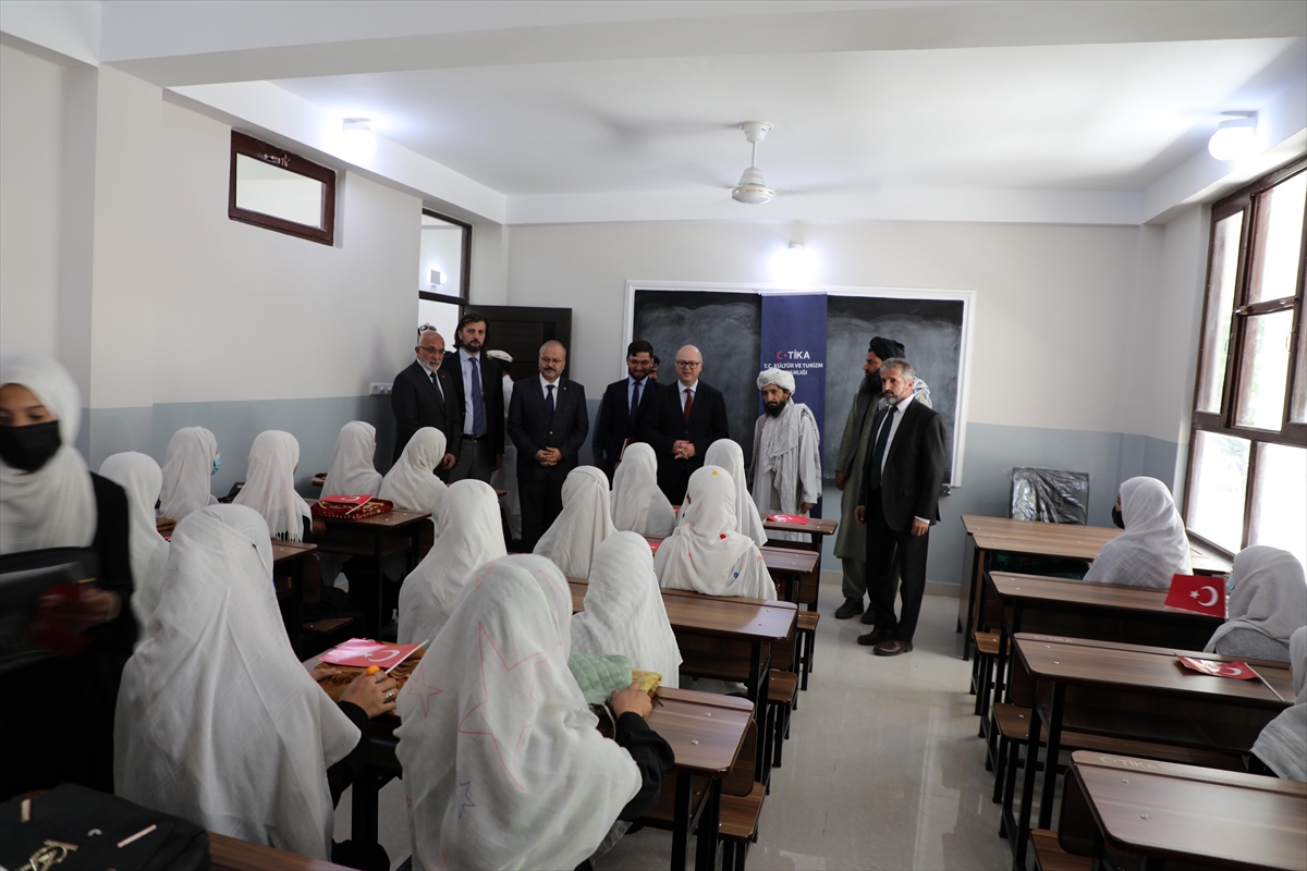 TİKA, Afganistan'daki Nazuana kız lisesini yeniledi
