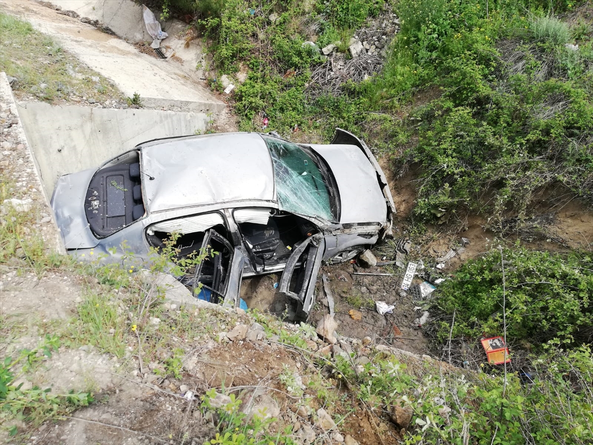 Tokat'ta menfeze devrilen otomobildeki 1 kişi öldü, 5 kişi yaralandı