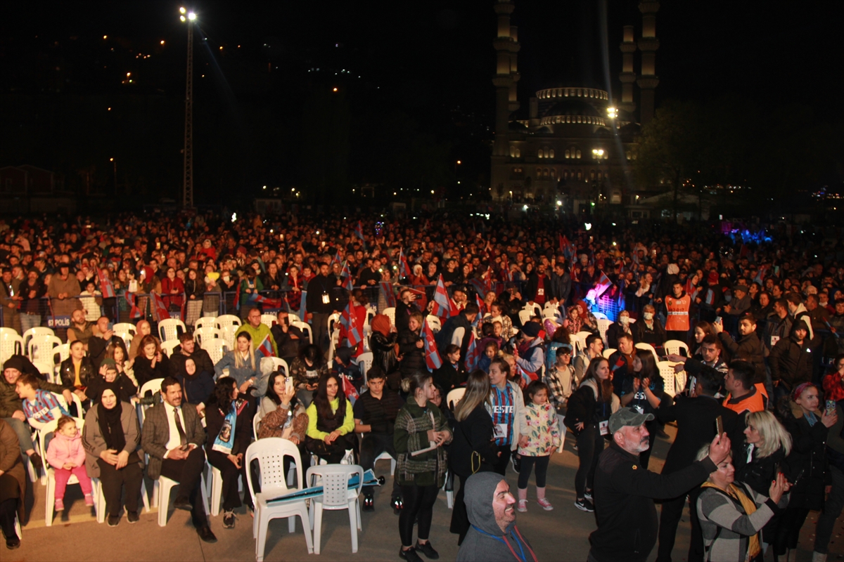 Trabzonspor taraftarları şampiyonluğu İsmail Türüt konseri ile kutladı