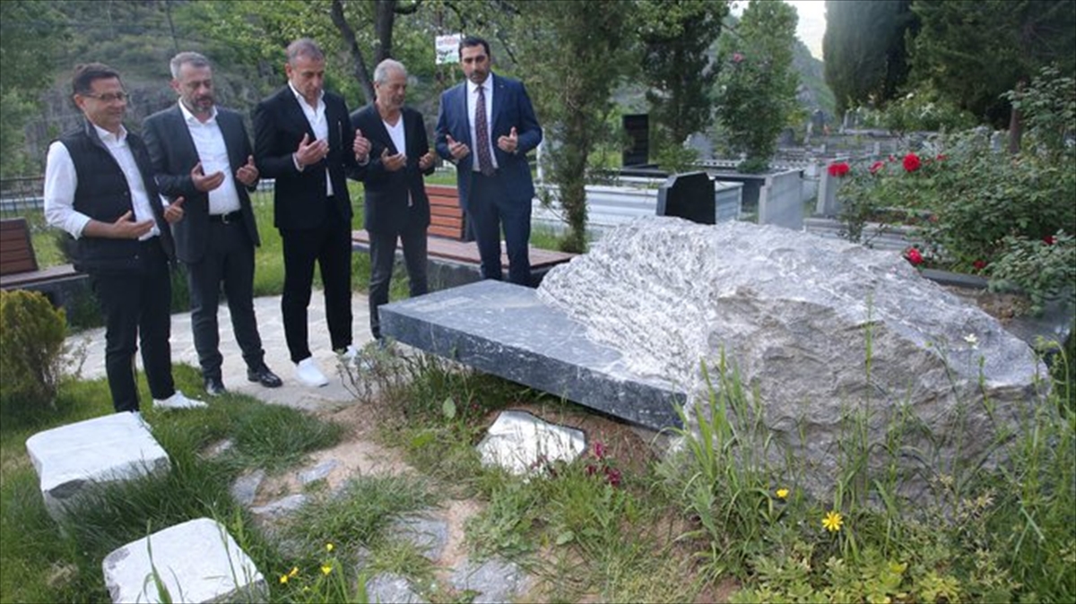 Trabzonspor Teknik Direktörü Abdullah Avcı, Özkan Sümer'in mezarını ziyaret etti