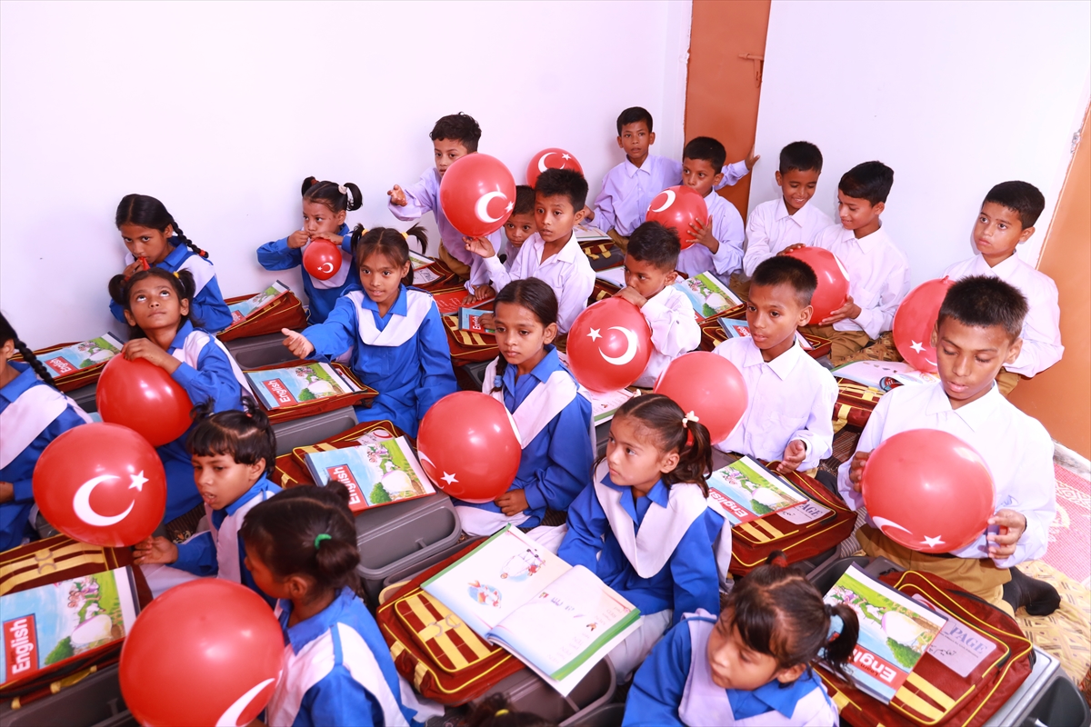 Türk Kızılaydan Pakistan'daki Arakanlı çocuklara eğitim yardımı