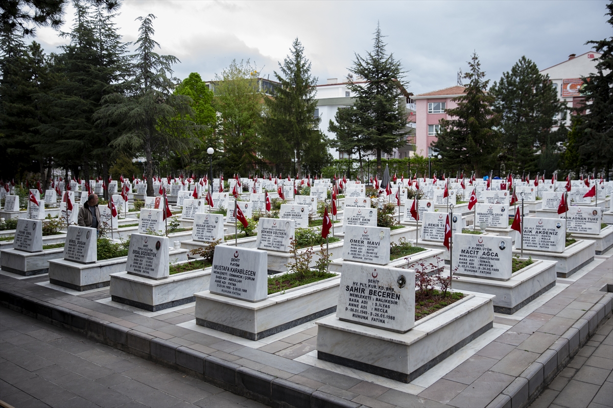 Türkiye Gaziler ve Şehit Aileleri Vakfı, şehitleri mezarları başında andı