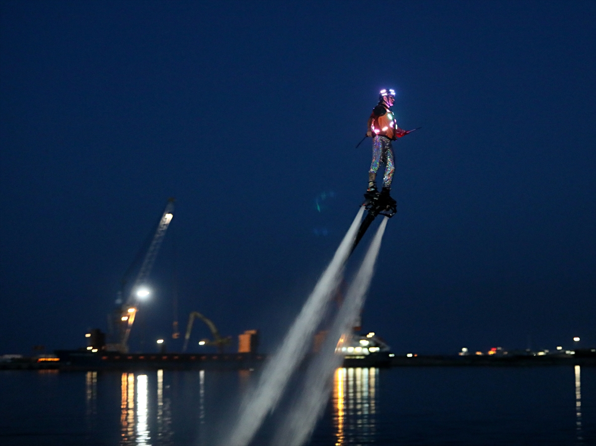 Samsun'da Tütün İskelesi'nde flyboard gösterisi sunuldu