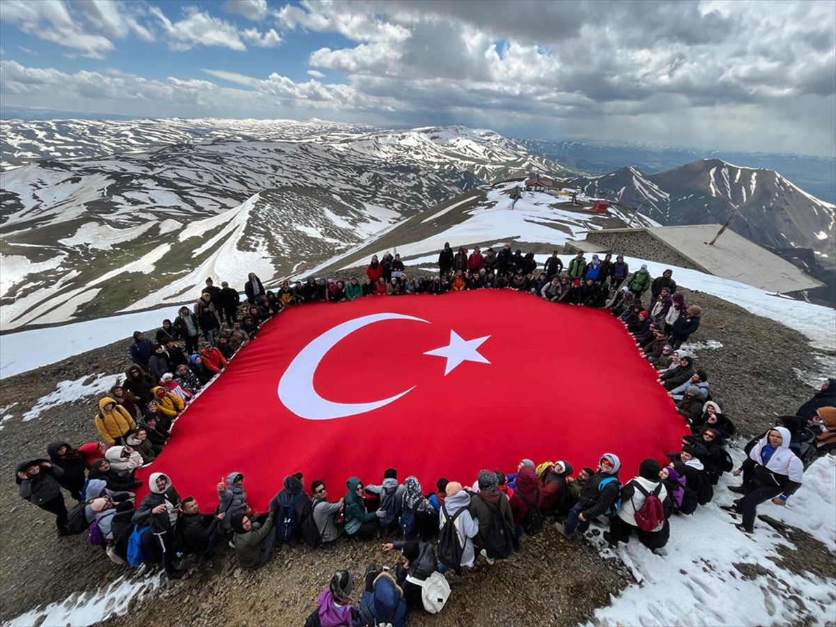 Üniversite öğrencileri 3200 rakımda Türk bayrağı açarak 19 Mayıs'ı kutladı