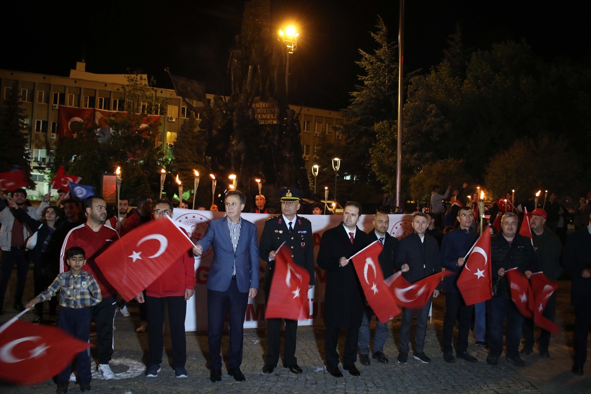 Uşak'ta “Fener Alayı ve Gençlik Yürüyüşü” gerçekleştirildi