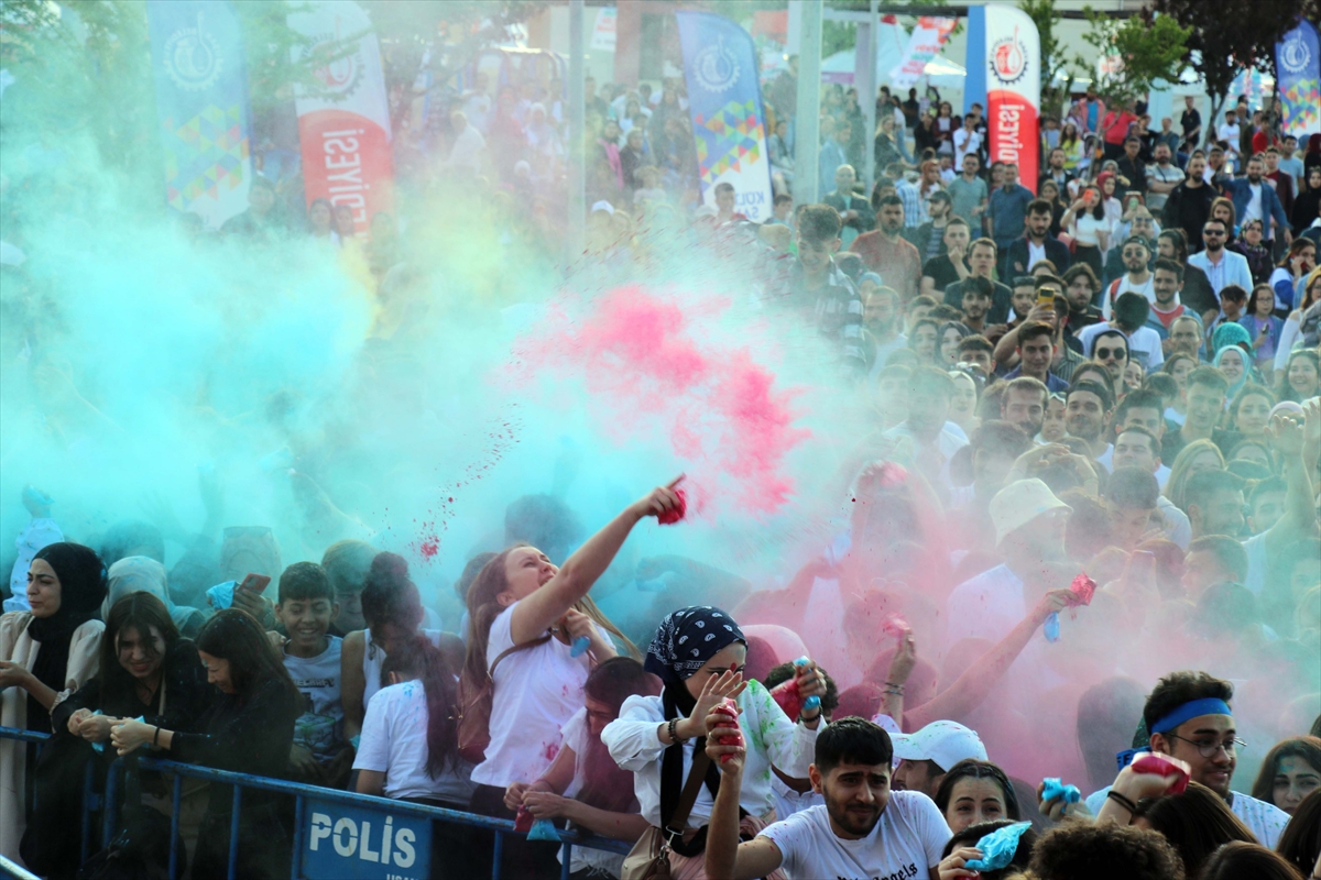 Uşak'taki GençKuşak Fest boya partisiyle renklendi