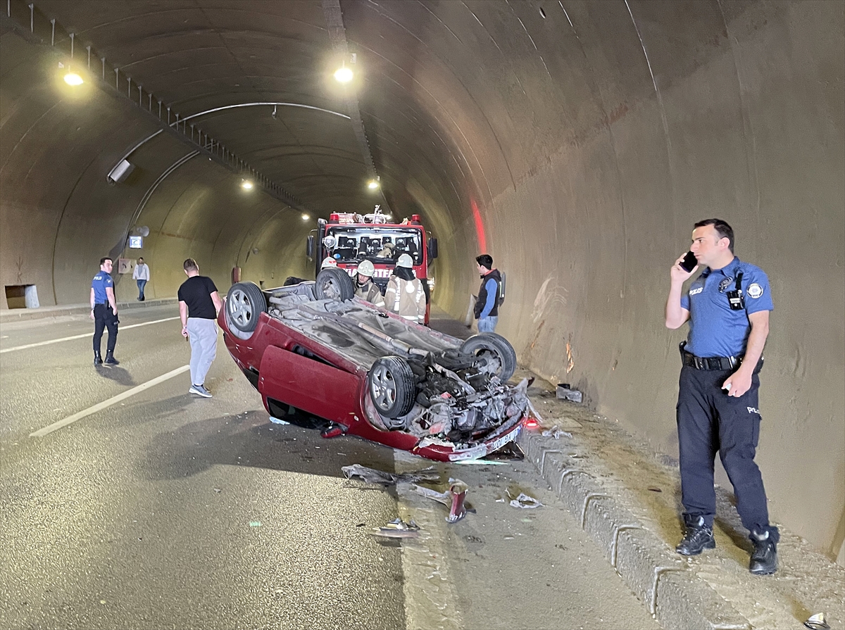 Üsküdar'da taksi ve tünelin duvarına çarpan otomobilin sürücüsü yaralandı