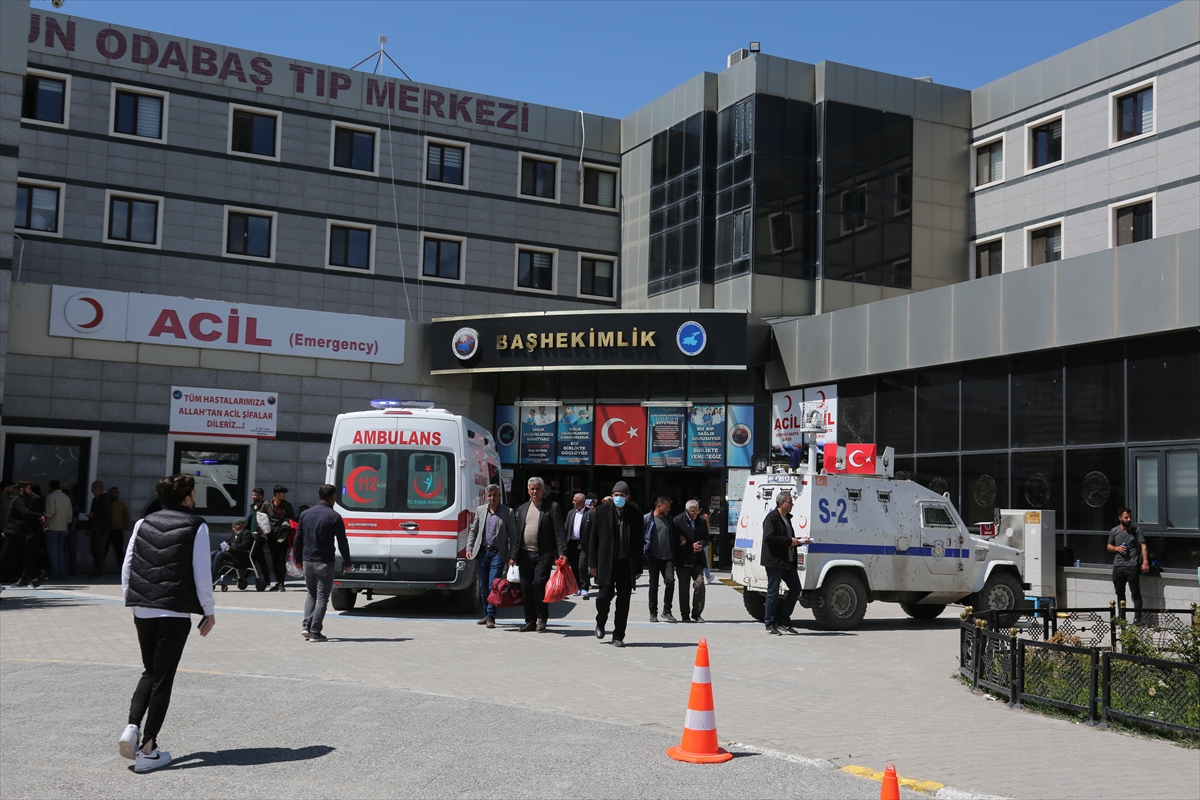 Van'da düzensiz göçmen taşıyan minibüs “dur” ihtarına uymayarak polisi yaraladı