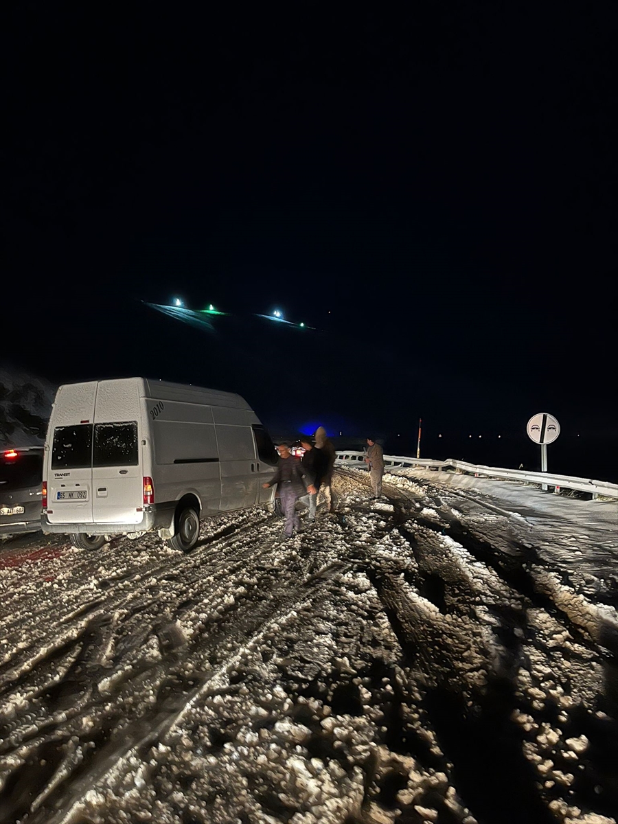 Van'da Güzeldere Geçidi, kar nedeniyle trafiğe kapatıldı