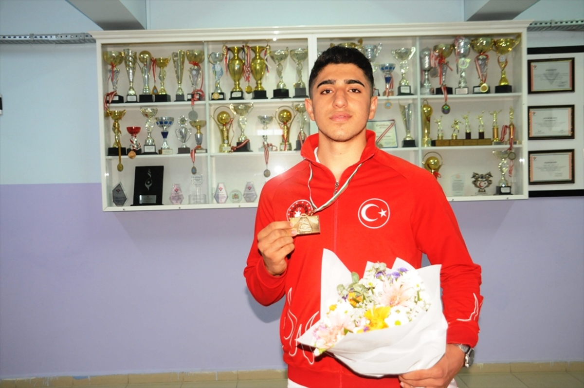 Wushu'da Avrupa Şampiyonu Cizreli sporcu okulunda çiçeklerle karşılandı