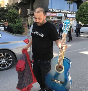 ADANA (AA) – Adana'da bir kişi, evinde çıkan yangında gitarıyla