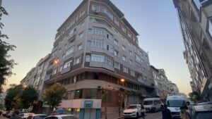 İSTANBUL (AA) – İstanbul Zeytinburnu'nda 7 katlı binanın terasından düşen