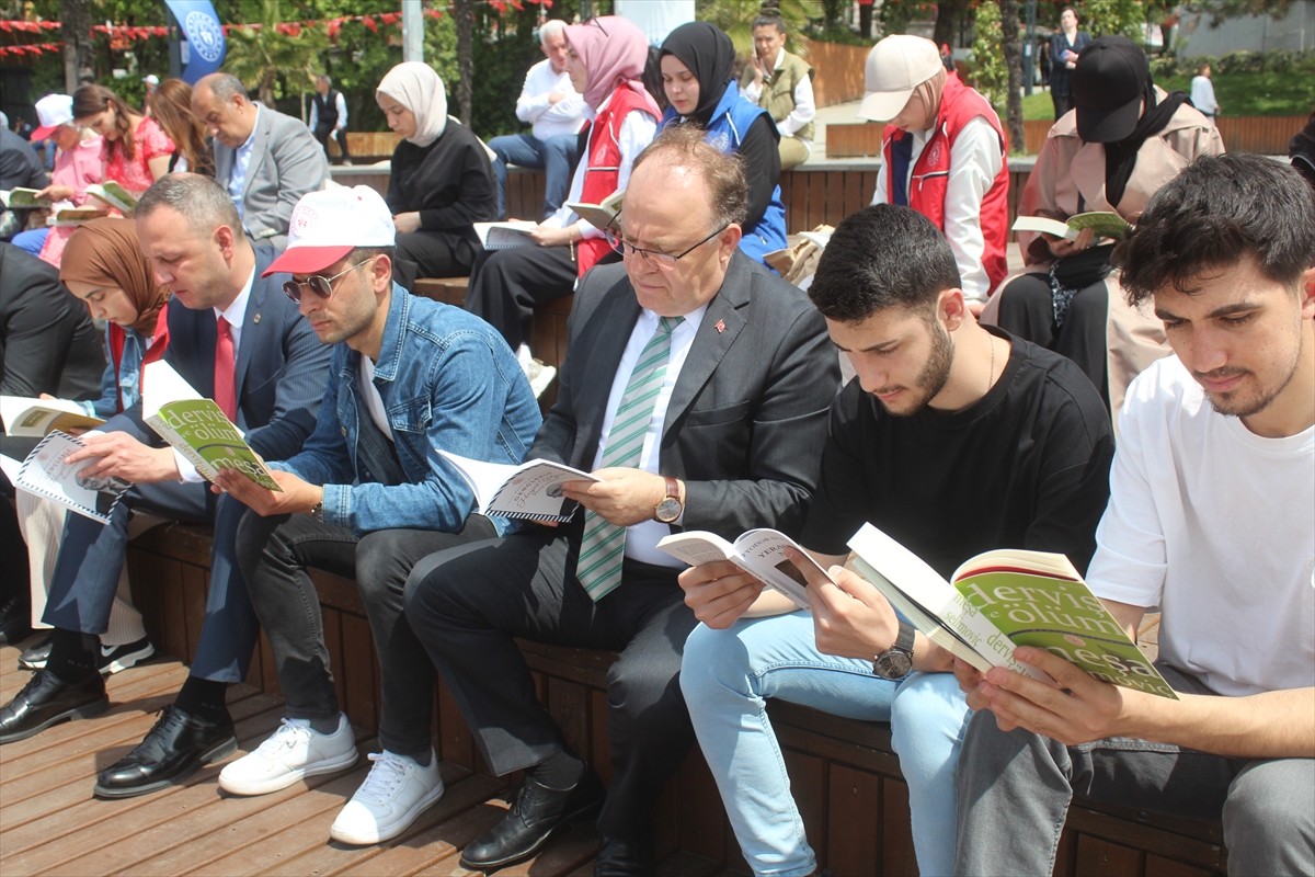 Zonguldak Valisi Tutulmaz gençlerle kitap okudu