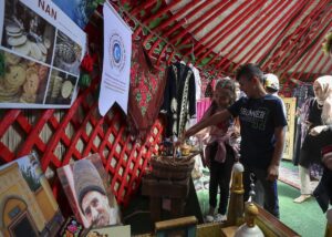 - Binicilik alanında atlara binen çocuklar eğlenceli vakit geçiriyor