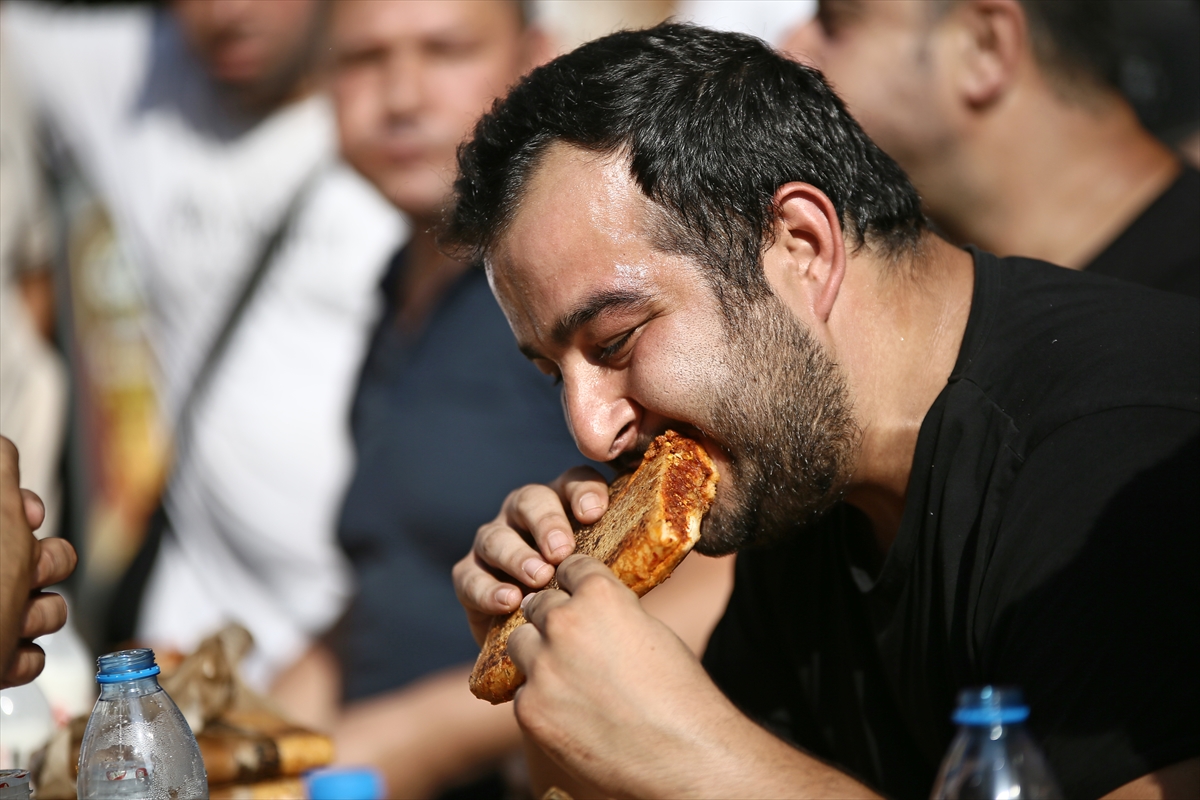 Adana'da acılı tost yeme yarışması düzenlendi