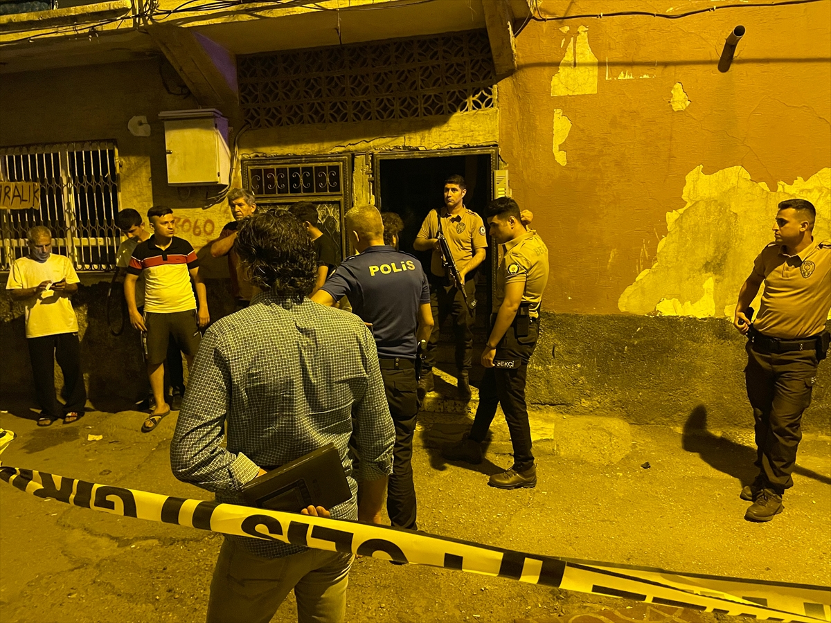 Adana'da evlerinde silahlı saldırıya uğrayan 2 kişiden 1'i yaşamını yitirdi