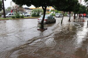 - Mahsur kalan kişiler kepçeyle kurtarıldı