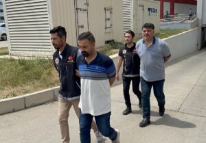 ADANA (AA) – Adana'da yolcu otobüsünde bagajlarındaki margarin kutularında 9