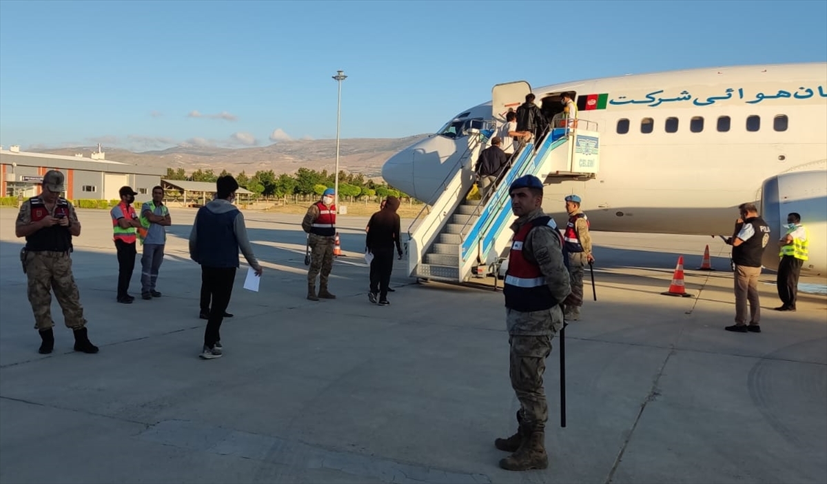 Afganistan uyruklu 107 düzensiz göçmen Malatya'dan sınır dışı edildi