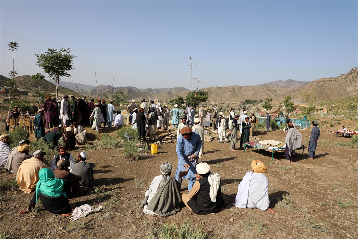 Afganistan'daki depremde yaşamını yitirenlerin defin işlemleri sürüyor