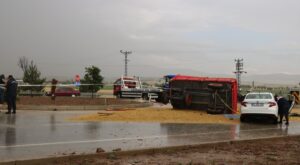 AFYONKARAHİSAR (AA) – Afyonkarahisar'ın Sandıklı ilçesinde tahıl yüklü traktör römorkuna