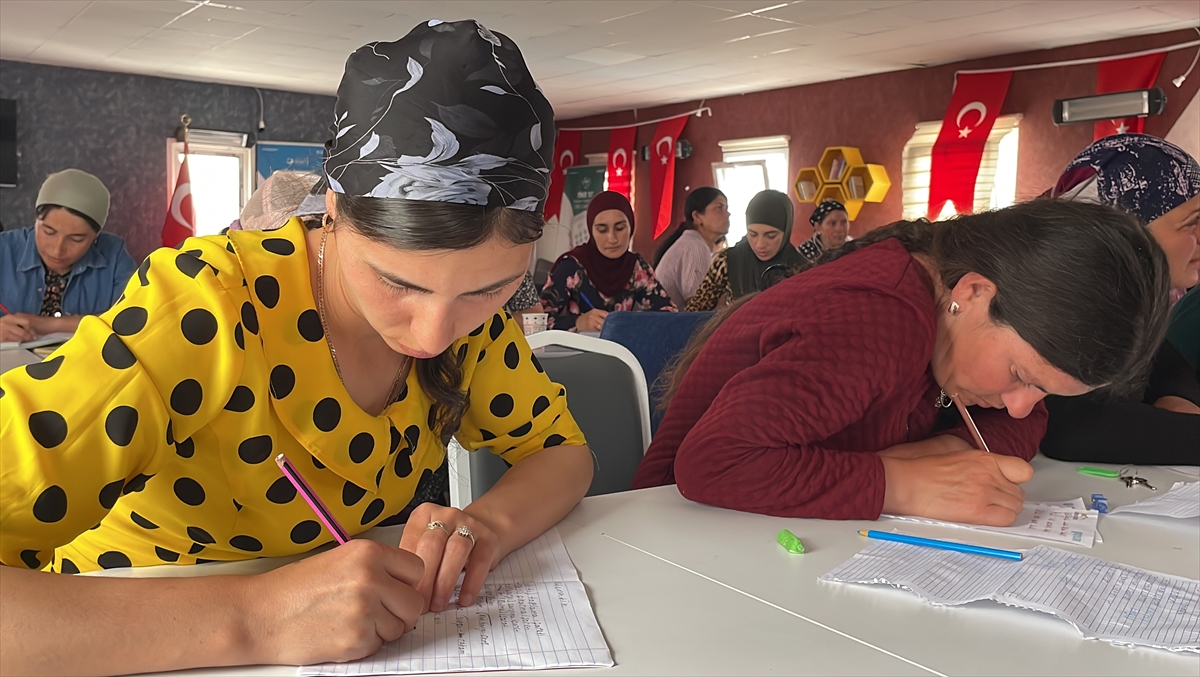 Ahıska Türkü kadınlar ana dillerini Türkiye'de öğrenme imkanı buldu
