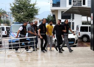 ANTALYA (AA) – Antalya'nın Alanya ilçesinde iş yeri önünde havaya