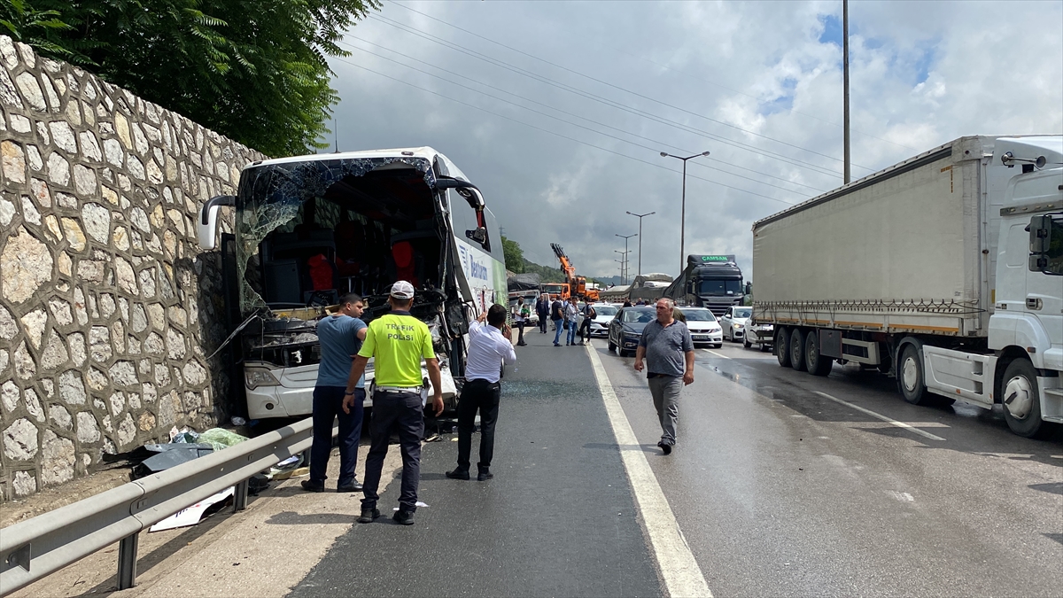 Anadolu Otoyolu'nda zincirleme trafik kazalarında 6 kişi yaralandı