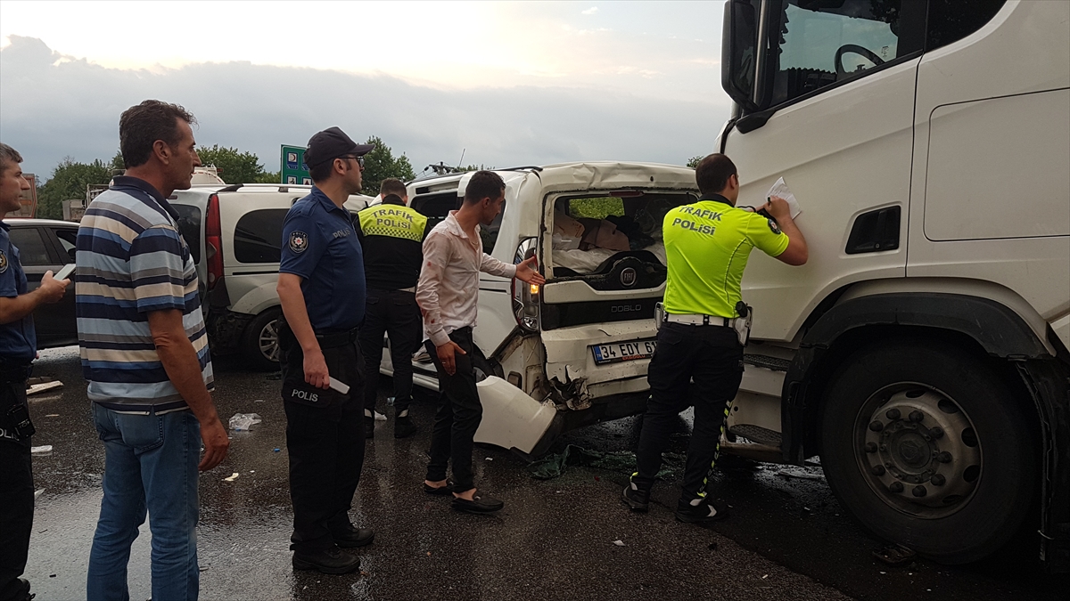 Anadolu Otoyolu'nda zincirleme trafik kazasında 8 kişi yaralandı