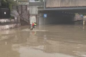 ANKARA (AA) – Başkentte sağanak sonrası su altında kalan yollarda