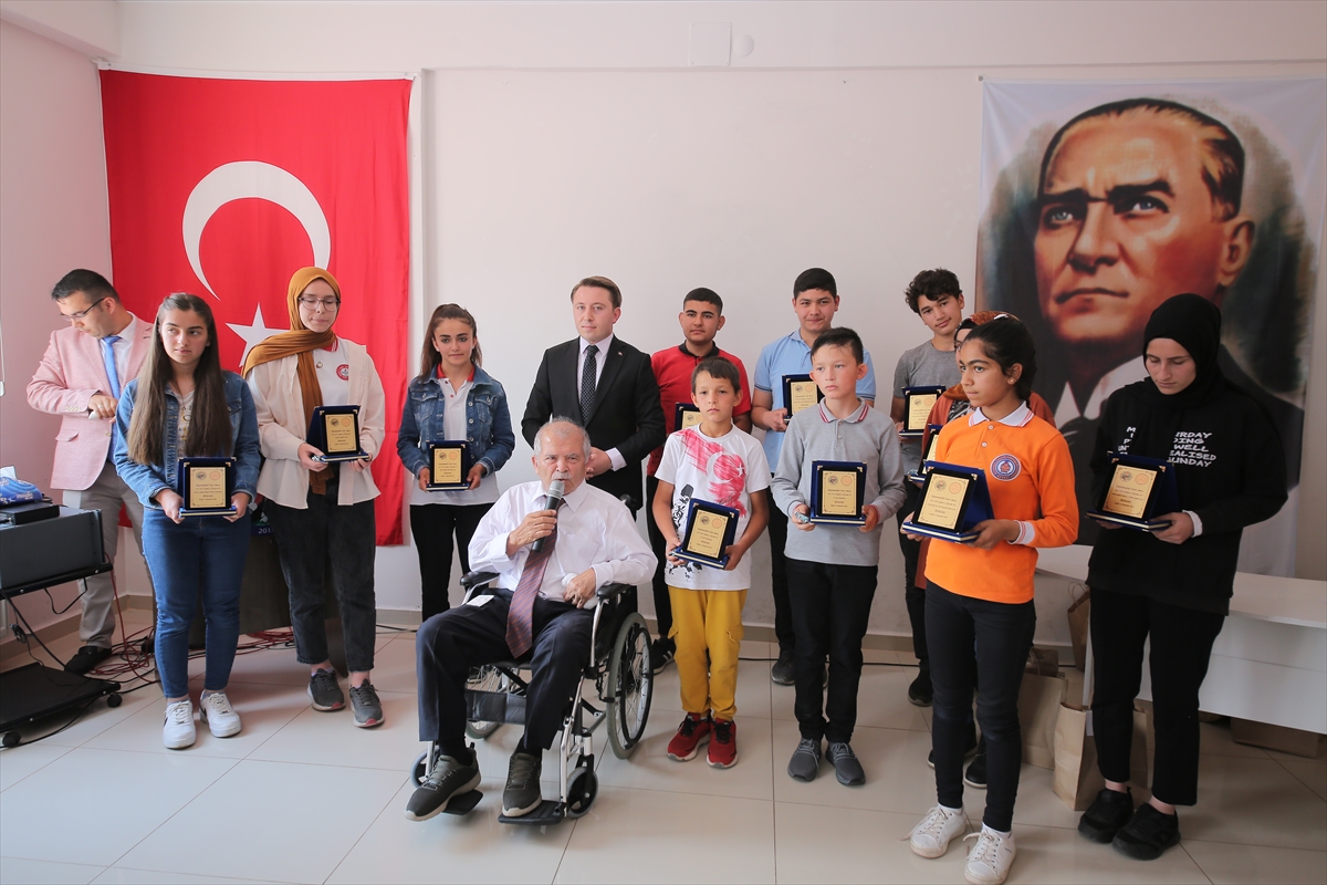 Antalya'da başarılı öğrencilere “Noter Amca Ödülleri” verildi